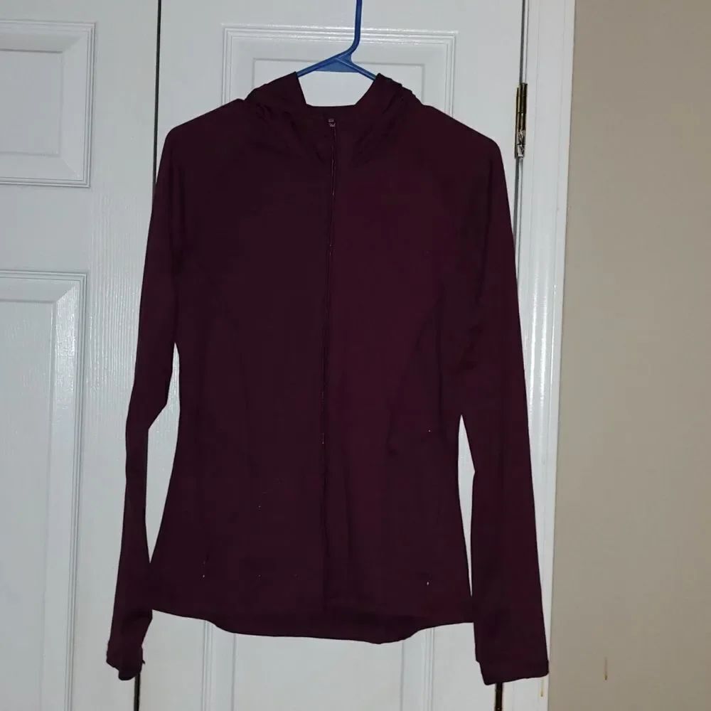 Yoga Workout burgundy vented hoodie zip up jacket Sz M NWT